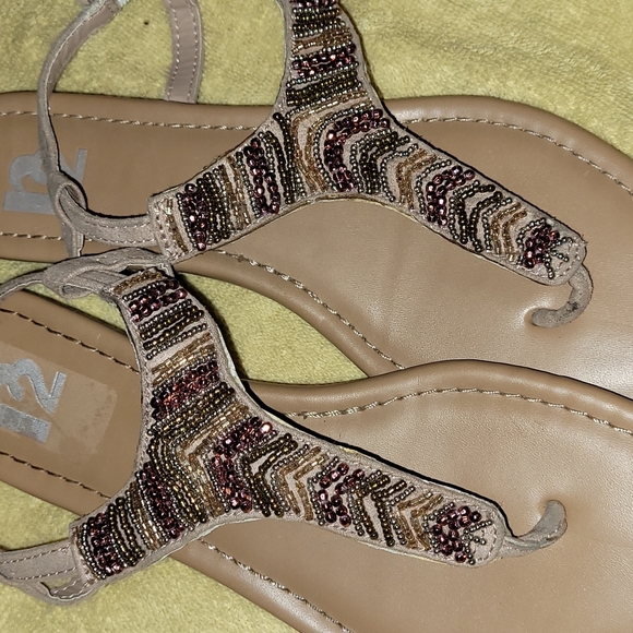Beaded sandals. - Picture 8 of 9